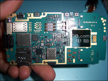 美女解开机皇的绝密!诺基亚N95详尽网友拆解