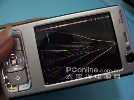 美女解开机皇的绝密!诺基亚N95详尽网友拆解