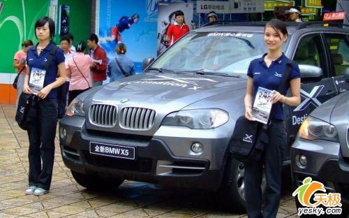 香车美女酷手机 摩托V8宝马X5成都发布_手机