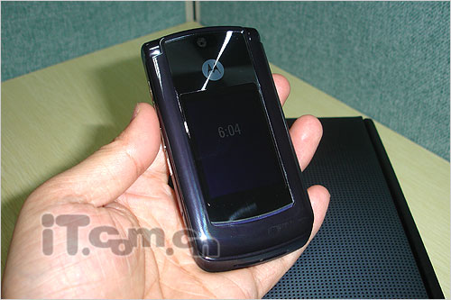 超薄蓝色金属机 摩托罗拉V8箭头直下_手机