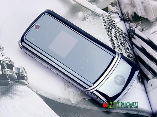 镜面魅力 摩托C网超薄翻盖机K2仅2499_手机