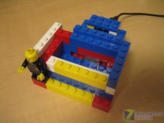 充满童趣的成人游戏 乐高积木搭手机座_手机