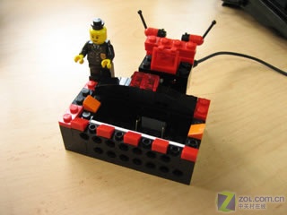 充满童趣的成人游戏 乐高积木搭手机座_手机