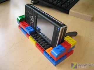 充满童趣的成人游戏 乐高积木搭手机座_手机