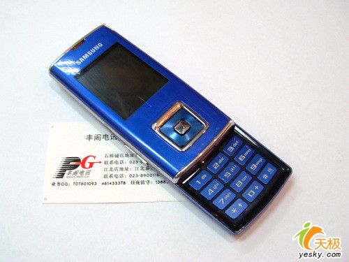 蓝宝石机身 三星新款滑盖手机J608到货_手机_科技时代_新浪网