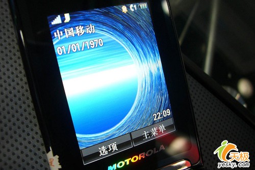 光与影的艺术品 Moto双Q屏折叠V8稳步小降_手