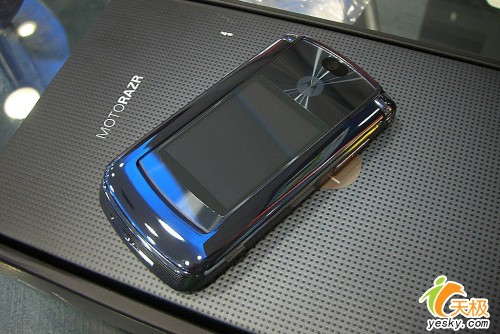 光与影的艺术品 Moto双Q屏折叠V8稳步小降_手