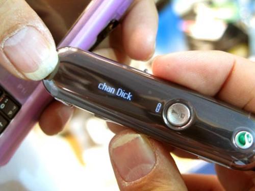 可看电话簿的蓝牙耳机!索爱HBH-DS980_手机