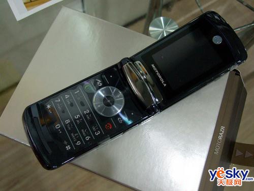 刀锋新尚旗舰 MOTO超薄翻盖V8降至3380元_