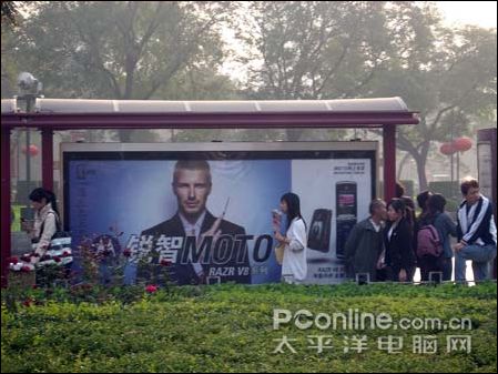 贝氏弧线般锋利!MOTO V8 2G版现身_手机