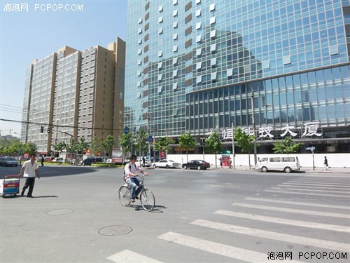 大恒科技大厦左侧的黄色写字楼就是中关村苏州街大河庄苑