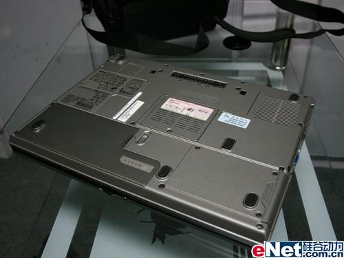 戴尔d830背面