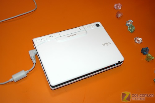 富士通展世界最小Windows本本 仅610克_笔记本