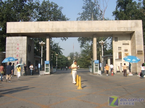 编辑特地来到中国人民大学走进学生宿舍采访