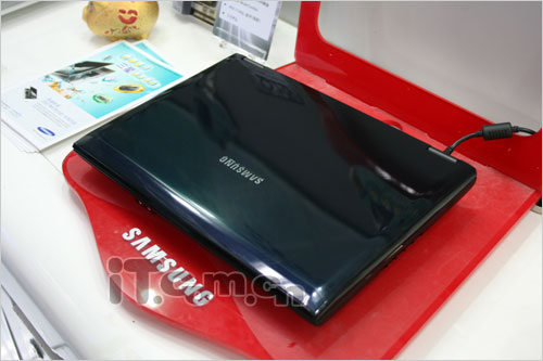 诱人的深蓝色三星彩色本Q70再惠300