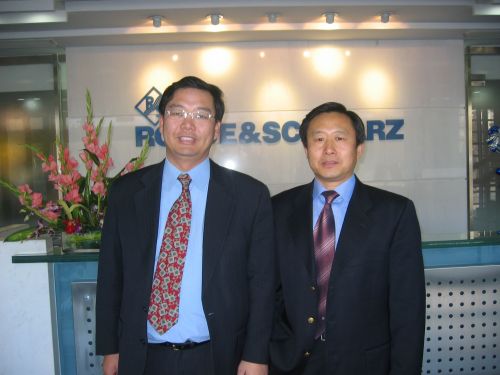 罗德与施瓦茨公司中国区首席代表兼总经理吴克(右)和TD-SCDMA技术论坛代理秘书长王静(左)