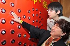 图为中国移动上海公司员工和上海癌症康复俱乐部在一起