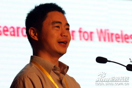 图为:新一代移动通信国际高峰论坛现场,上海无线通信研究中心研发一部部长胡宏林演讲。(胡秀岩/摄 新浪网)