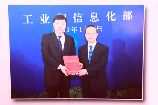 图为:尚冰和李毅中合影
