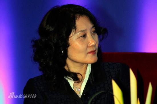 图为圆桌讨论主持人,中国移动发展战略部总经理王红梅(胡秀岩/摄 新浪科技)