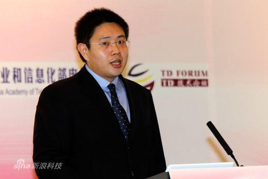图为:TD-LTE测试技术研讨会现场,JDSU公司工程师杨立杰演讲。