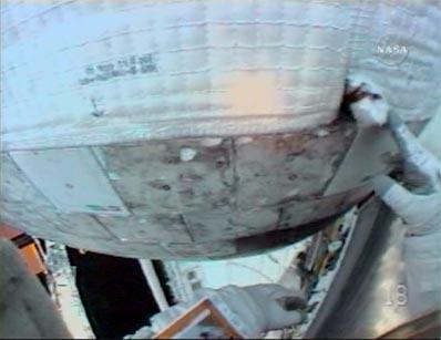 宇航员修复部分空间站故障电脑和航天飞机裂缝