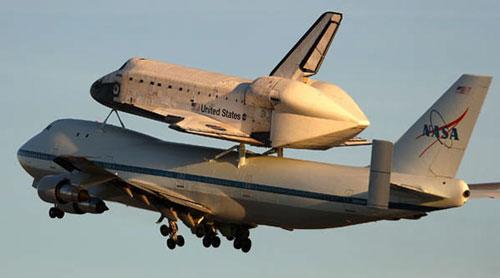 波音747背美航天飞机返回佛州(组图)
