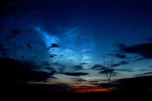 图文:6月29日出现在匈牙利的夜光云_科学探索_科技时代_新浪网