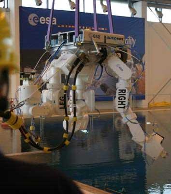 欧洲三臂机器人亮相将成宇航员得力助手(图)