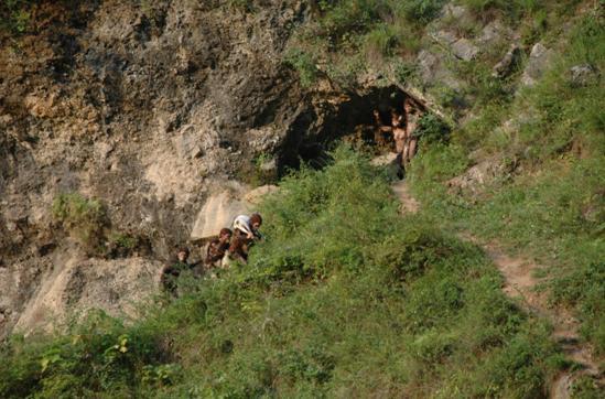 图文巫山猿人男女分工合作