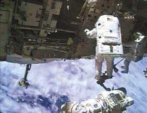 宇航員里克‧馬斯特拉基奧和同伴克萊頓‧安德森正在進行太空行走，對太空梭腹部劃痕進行檢查。