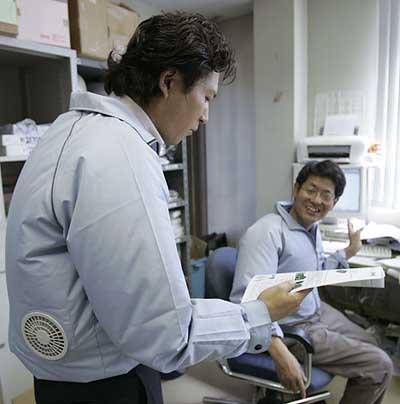 日本公司将风扇置入衣服发明空调服(图)_科学