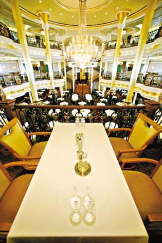 全球最大邮轮造价4亿 长度超过三个半足球场_