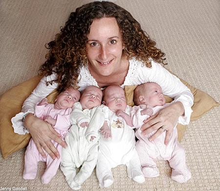英国唯一同卵四胞胎迈出人生第一步(图)