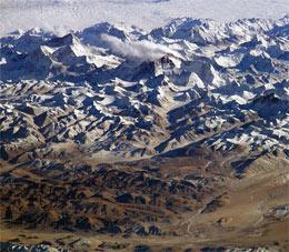 印度板块与欧亚大陆的撞击抬升了喜马拉雅山。