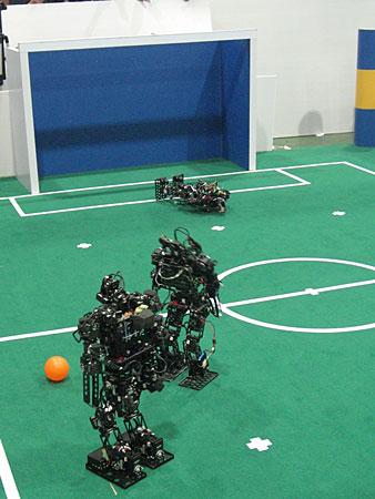 组图:人形机器人足球对决--清华VS浙大_科学探