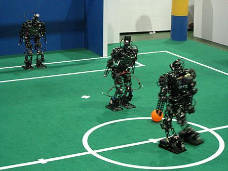 人形机器人足球对决--清华VS浙大