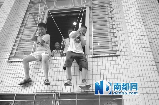 孩子们使用逃生绳,从窗户缓缓降下。 孩子们使用逃生绳,从窗户缓缓降下。