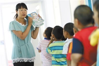 今年秋季开学,部分年级将更换新版教材。新京报记者 尹亚飞 摄 今年秋季开学,部分年级将更换新版教材。新京报记者 尹亚飞 摄