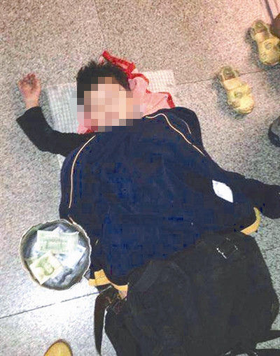 父母带亲生孩子乞讨违法吗? 父母带亲生孩子乞讨违法吗?