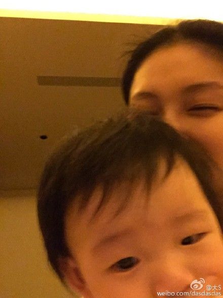 大S抱女儿出镜 大S抱女儿出镜
