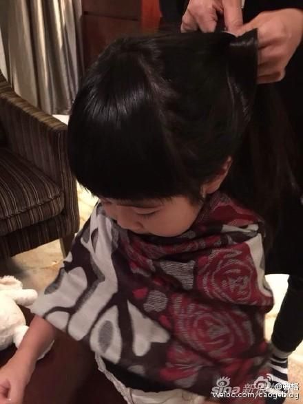 曹格帮女儿盘发 曹格帮女儿盘发