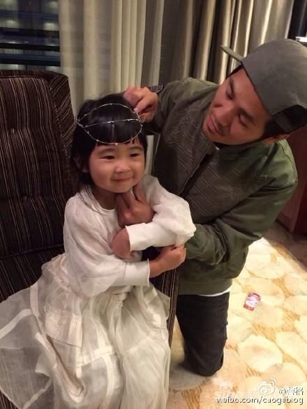 曹格认真帮女儿装饰发型 曹格认真帮女儿装饰发型