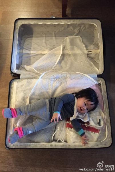 阿雅女儿躺在行李箱里 阿雅女儿躺在行李箱里
