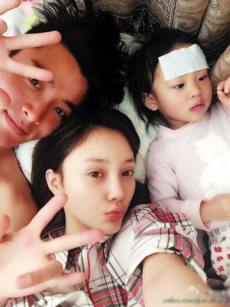 贾乃亮、李小璐一家三口 贾乃亮、李小璐一家三口