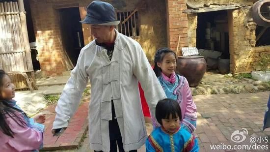 穿着具有民族特色的服饰 穿着具有民族特色的服饰