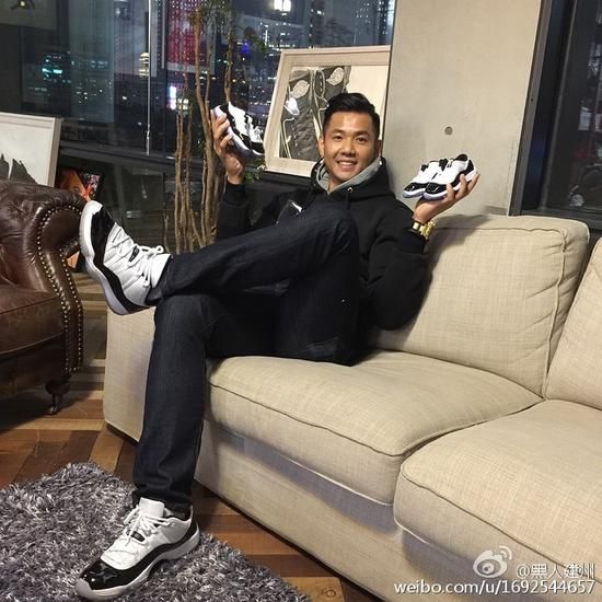 黑人手拿与自己球鞋同款的小码童鞋 黑人手拿与自己球鞋同款的小码童鞋