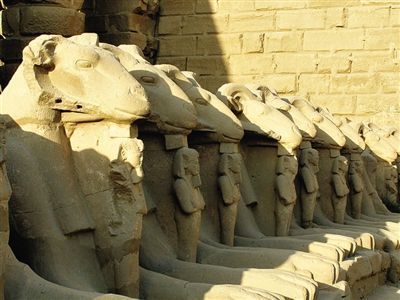 埃及传说 法老真身刻羊首下