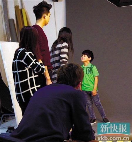 哈姆扎闹情绪,“虎妈”直接上前“教训”儿子不听话,吓得哈姆扎哭起来。 哈姆扎闹情绪,“虎妈”直接上前“教训”儿子不听话,吓得哈姆扎哭起来。