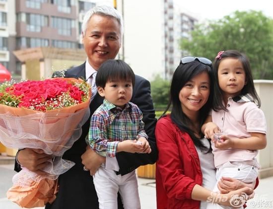 张庭一家四口 张庭一家四口